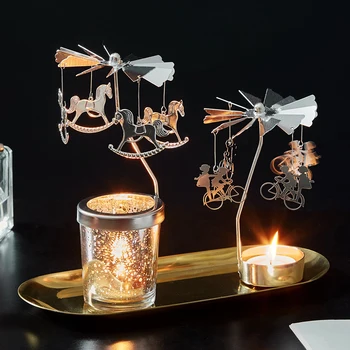 Kūrybos romantiška sukasi žvakidė namų valgomojo stalas, vakarienė žvakių šviesoje rekvizitai apdaila metalo žvakidė mielas papuošalai