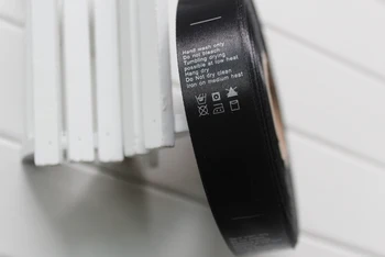 CUSTOM print juoda priežiūros etiketės su sidabro pilkumo spausdinti drabužį plauti žymes 1000pcs roll daug